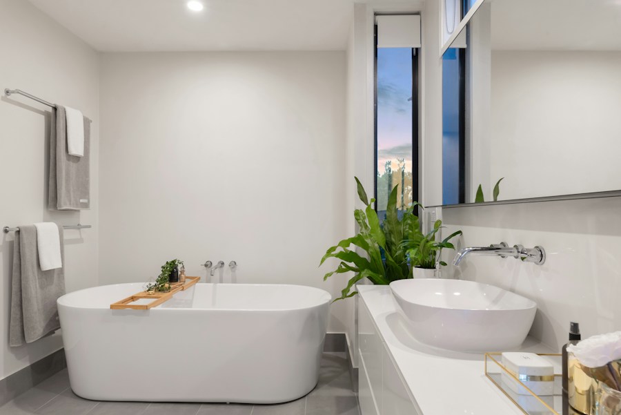 Un bagno domestico luminoso con lavabo e specchio
